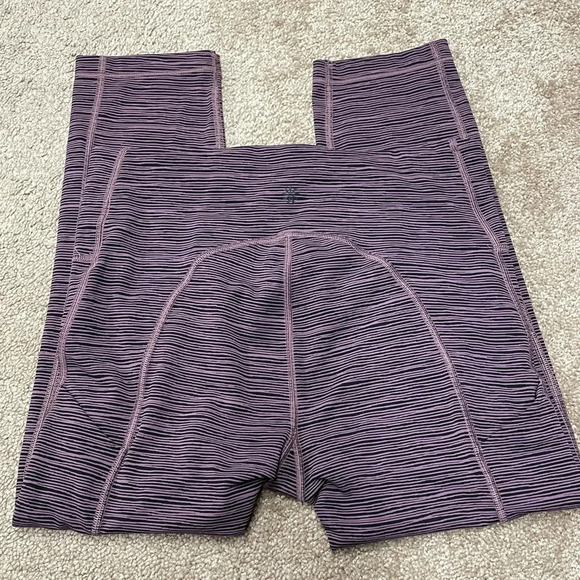 Athleta Ultimate Capri Linear Lines Capri Black/Volcanic Violet SIZE S - Picture 16 of 16